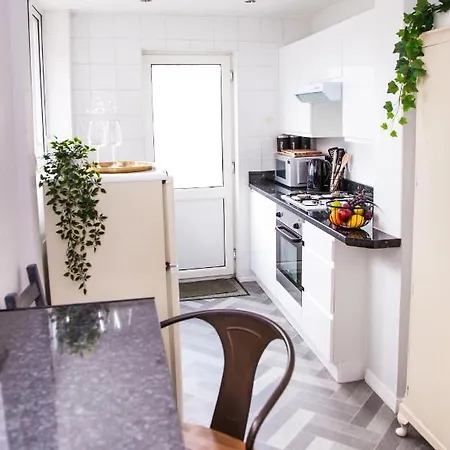 Apartment Contractor House: Extended Near Dining & Nightlife *