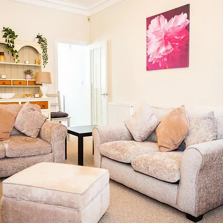 Apartment Contractor House: Extended Near Dining & Nightlife *