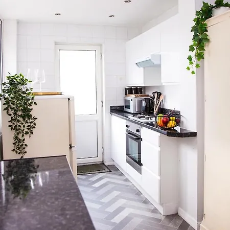 Lejlighed Contractor House, Sleeps 5, Close To Restaurant's And Bars, Long Available, Oveyo *