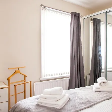 Lejlighed Contractor House, Sleeps 5, Close To Restaurant's And Bars, Long Available, Oveyo