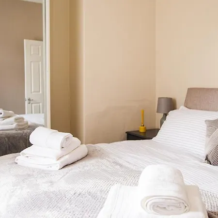 Contractor House, Sleeps 5, Close To Restaurant's And Bars, Long Available, Oveyo *