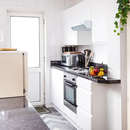 Lejlighed Contractor House, Sleeps 5, Close To Restaurant's And Bars, Long Available, Oveyo