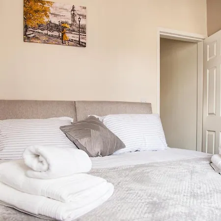 Contractor House, Sleeps 5, Close To Restaurant's And Bars, Long Available, Oveyo * Middlesbrough